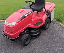 Honda HF 2315 V-Twin Hydrostatic Ride on Lawnmower