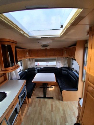 Hobby twin axle fixed bed with walk in bathroom
