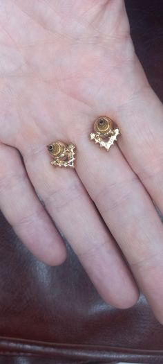 Vintage jewelry is sold individually for 5 to 10 euros