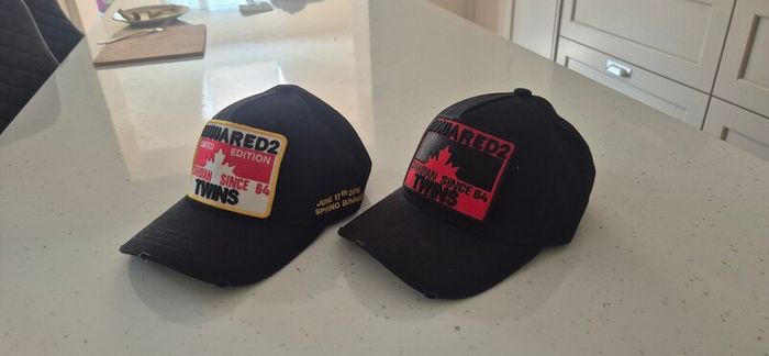 D Squared caps. 15 euro each or 25 for the pair. Bought in London last year. Never worn. Gave 25 euro each.