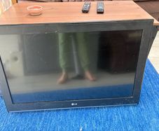 LG 32 inch TV