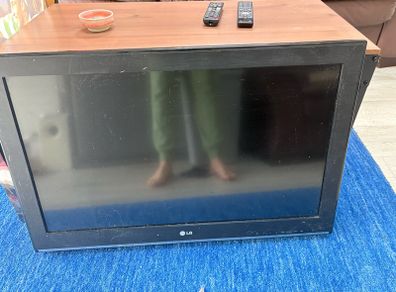 LG 32 inch TV