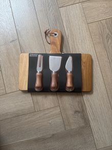 Cheese set with handle