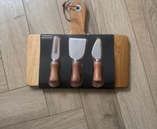 Cheese set with handle