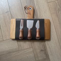 Cheese set with handle