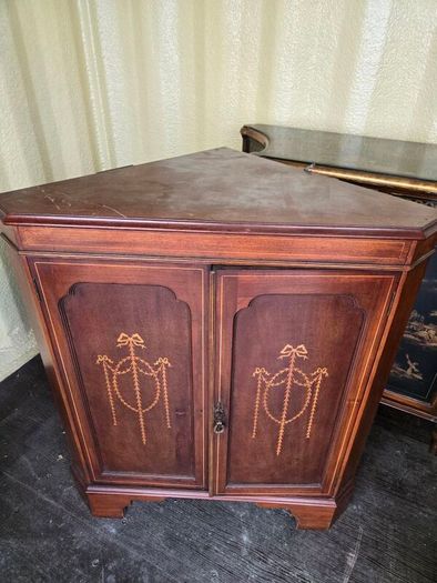 Corner cabinet