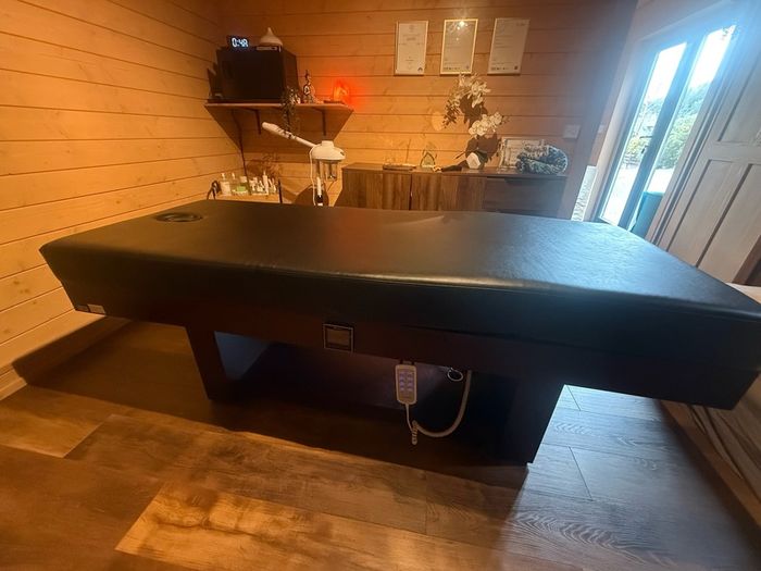 treatment table/bed