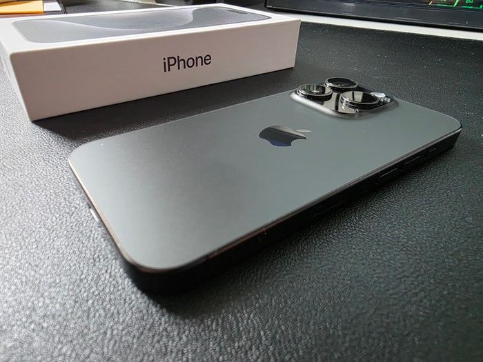 iPhone 15 Pro 128GB Black Titanium Unlocked + Box & Extras