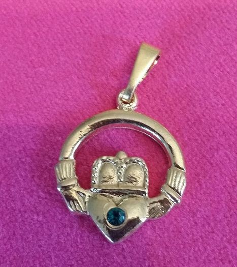 Gold tone claddagh charms