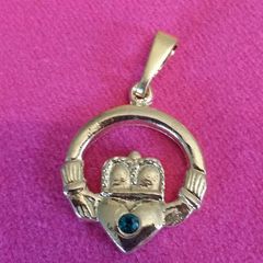 Gold tone claddagh charms