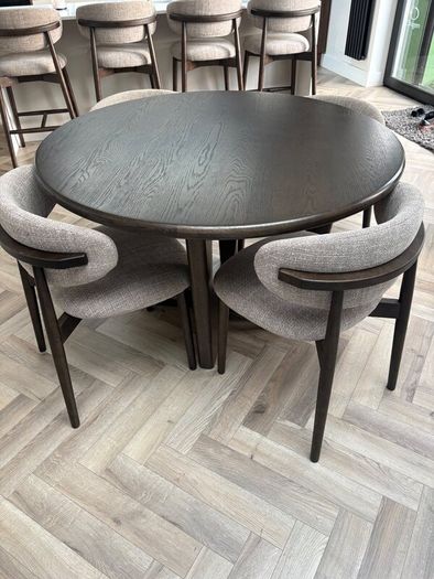 Table & chairs