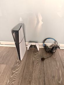 PlayStation 5 Digital Edition + Controller & Headset. Excellent Condition