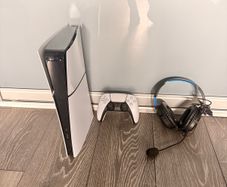 PlayStation 5 Digital Edition + Controller & Headset. Excellent Condition