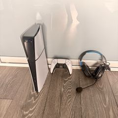 PlayStation 5 Digital Edition + Controller & Headset. Excellent Condition