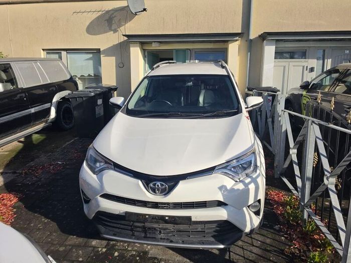 Breaking toyota Rav 4