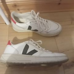ladies runners size 5 Veja