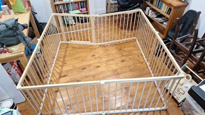 Large wooden foldable baby/toddler playpen with safety gate