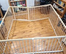 Large wooden foldable baby/toddler playpen with safety gate