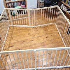 Large wooden foldable baby/toddler playpen with safety gate