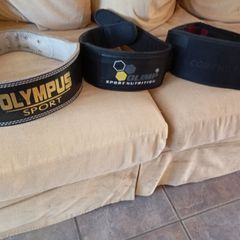 Three sets of weightlifting belts and two sets of lifting straps