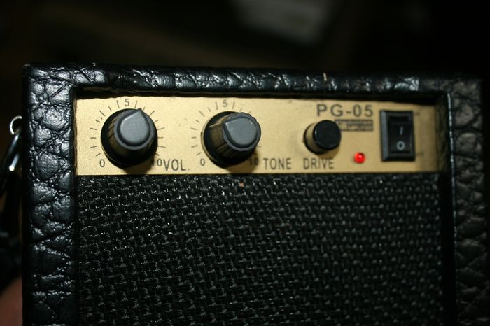 MC PG-05 5W Electric Guitar Amp Portable Amplifier Speaker with Volume Tone Control