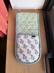 Carolyn Donnelly oven mitt