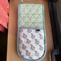 Carolyn Donnelly oven mitt