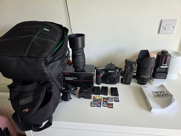 Nikon D800 fx bundle 2 lense, 1 flash, sd&cf memory cards, 2 camera bag BUNDLE