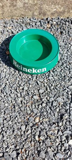 heineken plastic ashtray, hard to come by,,few little marks underneath, overall nice condition, see pictures for condition, sold as seen ,price includes post, or if buyers collect, cheaper.
