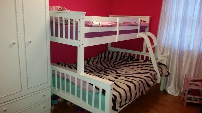 Triple bunk bed