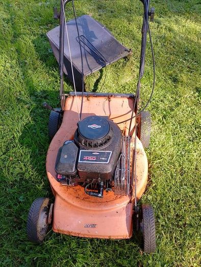 Briggs Self propelled petrol lawnmower