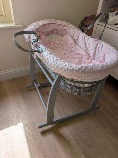 moses basket with stand