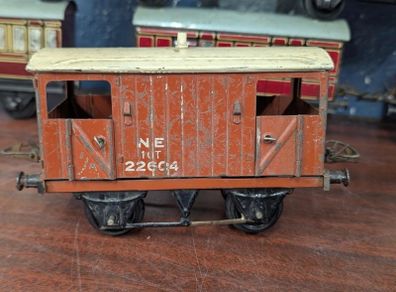 Hornby Meccano tin plate model train carriages