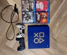 Ps4 + 4 games + 2 controllers