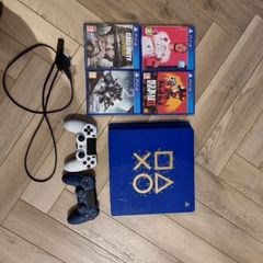 Ps4 + 4 games + 2 controllers