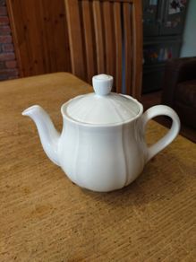 White vintage Ceramic Tea pot, like new.