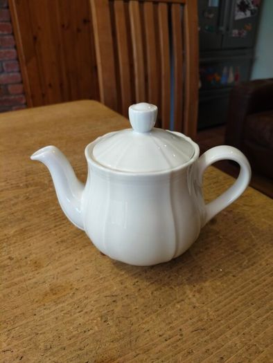 White vintage Ceramic Tea pot, like new.