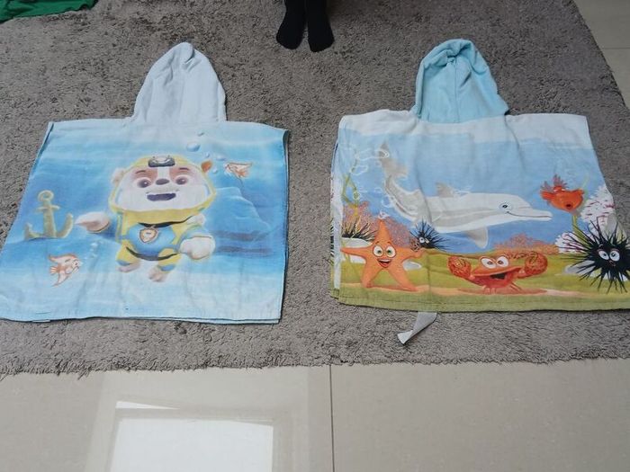 2 hooded towels