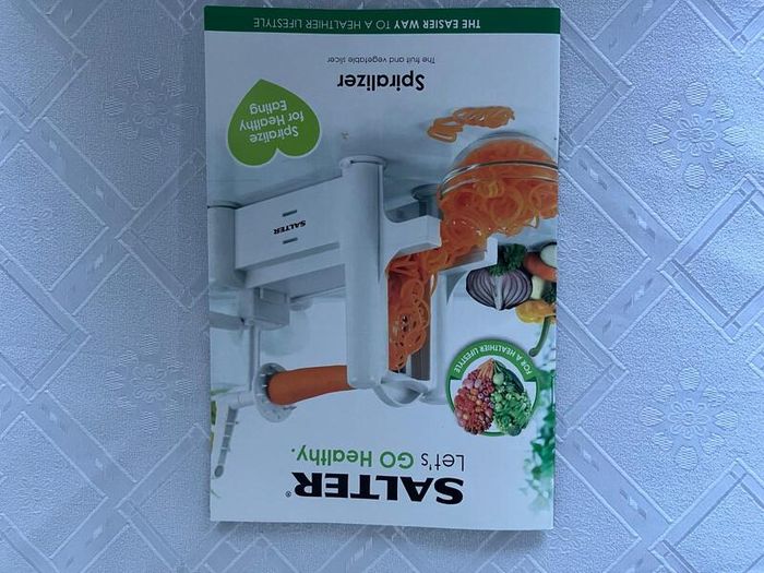 Salter vegetable spiraliser with 3 blades