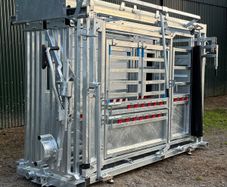 New cattle squeeze crush