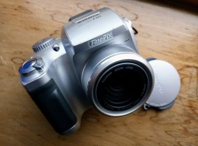 Fujifilm FinePix S304 Digital Camera + 16MB Memory Card