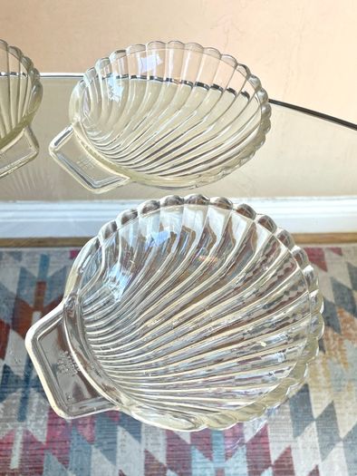 Set of 4 Vintage Pyrex Glass Shell Dishes Plates Bowls