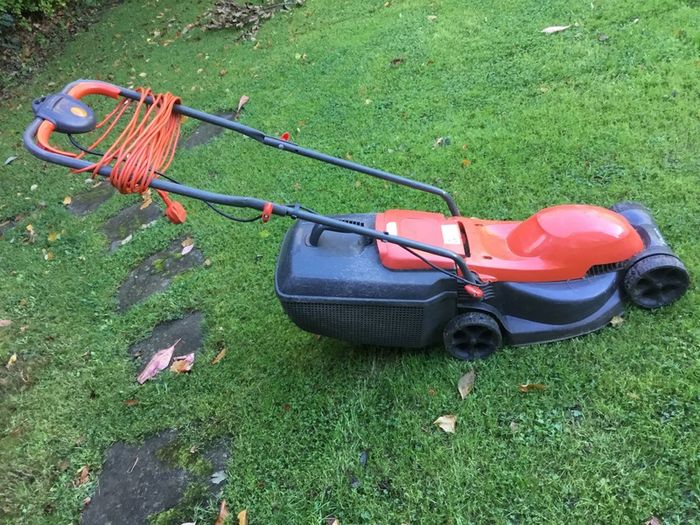 Electric lawnmower