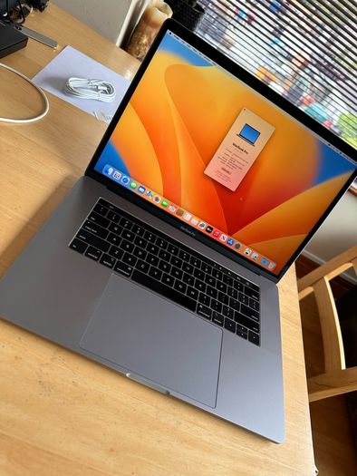 macbook pro 2018  15"  i7  A1990