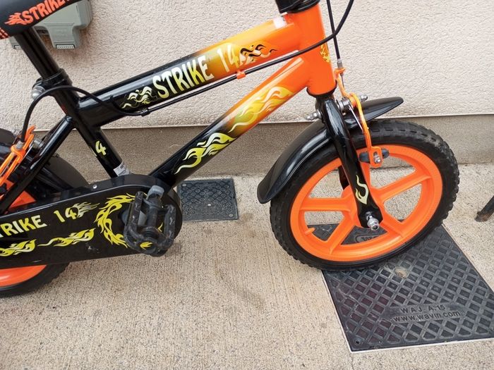 Kids strike bike size 14 inch wheels