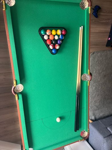 Mini pool table