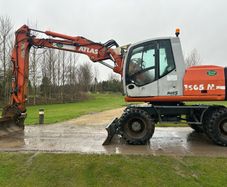 Atlas terex rubber duck digger