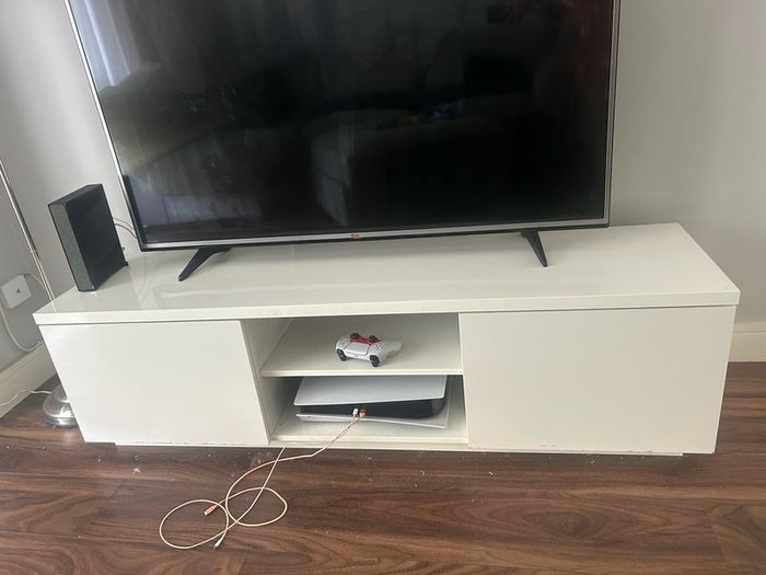 White high gloss tv unit