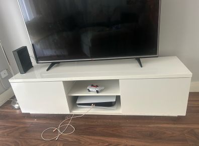 White high gloss tv unit