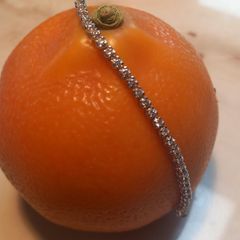 Stunning white gold claw set tennis bracelet, 47 round brilliant cut diamonds, 8g, D18 free reg post
